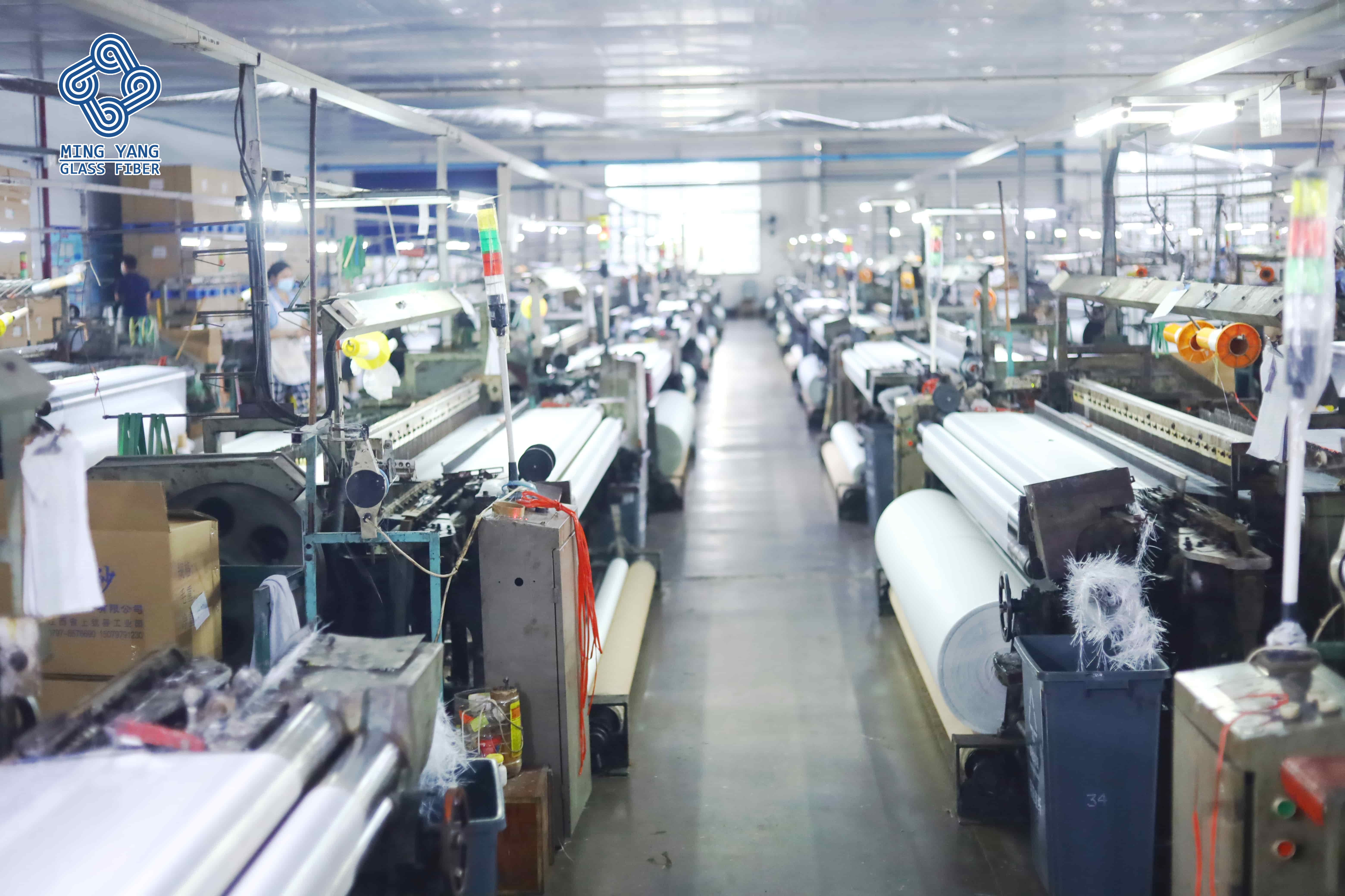 Shuttleless loom weaving fiberglass fabric